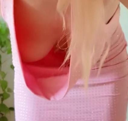 Downblouse blonde