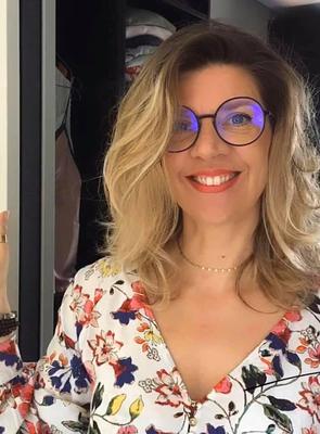 MARIE PIERRE DIT LA POUFFIASSE AU POUCE EN L'AIR
