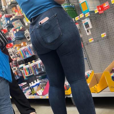 Candid Milf Big Booty in Jeans
