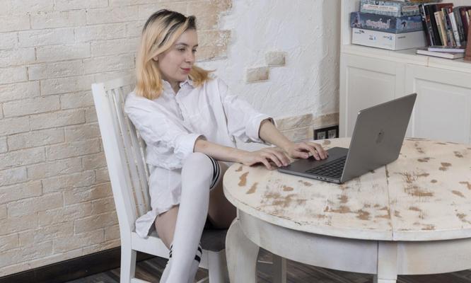 Nena peluda sexy con su consolador