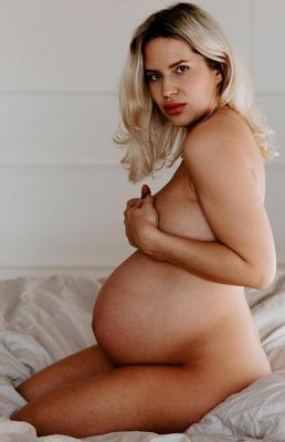 Blonde schwangere Perfektion Mutterladung