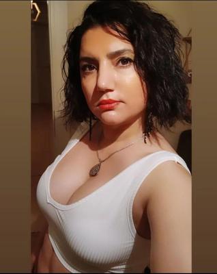 Türkische Frauen in weißen Hemden