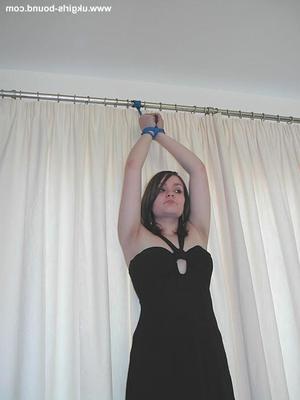 Katrina amarrada em vestido