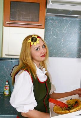 Wunderschönes kurviges haariges blondes Teenager, der ihre Schnappschrecke lusy spielt
