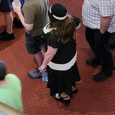 Downblouse una nena tetona con tacones en público (sincero)