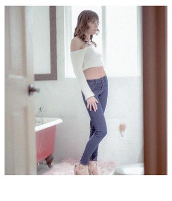 Polaroides tomando fotos de su hotwife