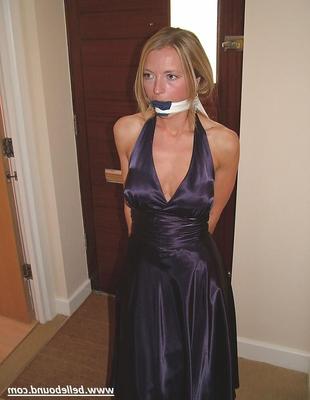 Charlie Dee amarrado em vestido de cetim roxo