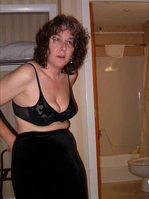 Desnuda ama de casa nerd expuesta por marido