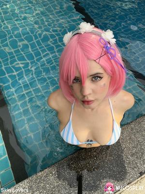 Lovers de la peau yo la piscine Temps Fun avec une fille de joueuse juteuse