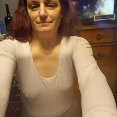 私のいとこの乳首は私を頑張ってくれます