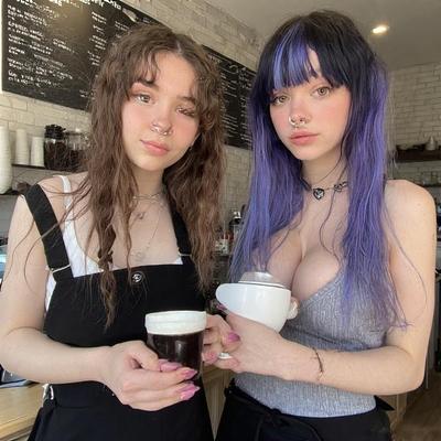 そのコーヒーショップの女の子....ええ、彼女はフリークです（ai）