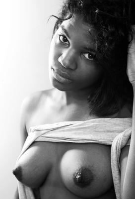Seins en simple noir et blanc