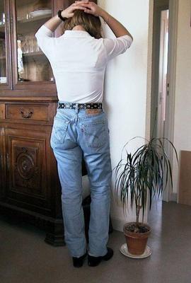 Spank und Scham buschige reife Jeans und weiße Top -Rasiermuschi