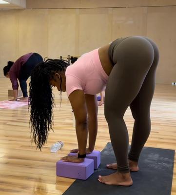 Dedos y plantas de clase de yoga de ébano