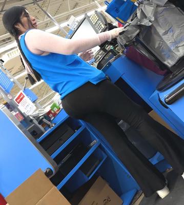 Latina milf com grande bunda trabalhando em w mart