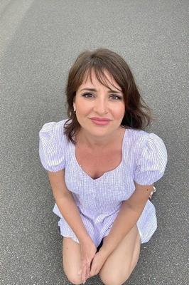Frauen in niedlichen Kleidern sehen zu dir auf