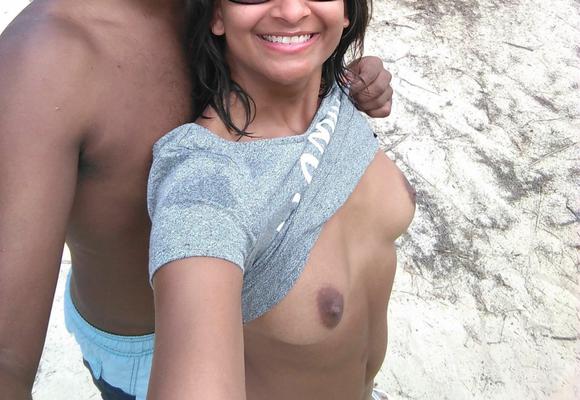 Desi Whore Anouは、恥知らずなフックスルートパブリックスラグカントを露出させました