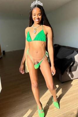 Afrikanische Girk in Green Bikini Trans