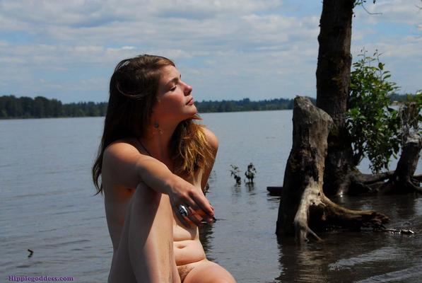 Hippiegoddess Araya sumergiendo un dedo del pie en