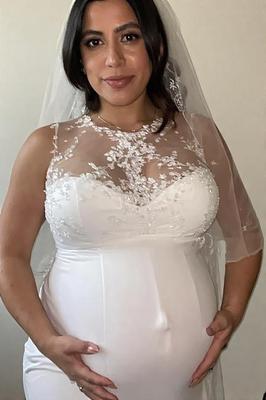 Schwangere Latinas in Brautkleidern