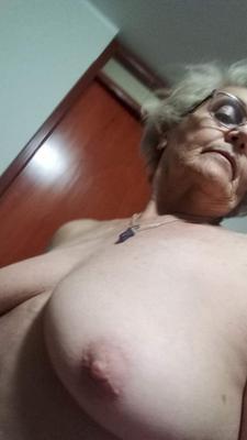 Abuelita Elba Muestra Las Tetas