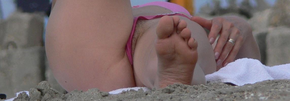 na praia