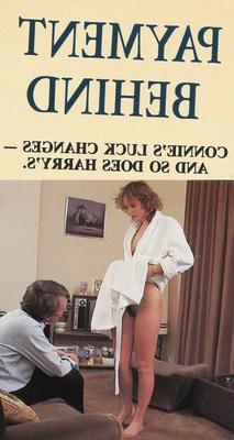 Retro Spanking blushes define o pagamento para trás