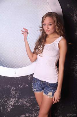 Mplstudios Francessca у круглого окна