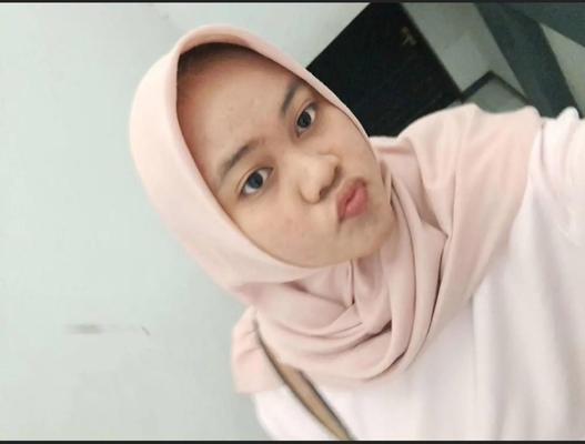Chubby Indonesisch verbreitet ihre haarige Muschi