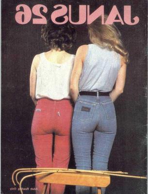Azotes retro de Janus dos chicas en jeans y dos chicos