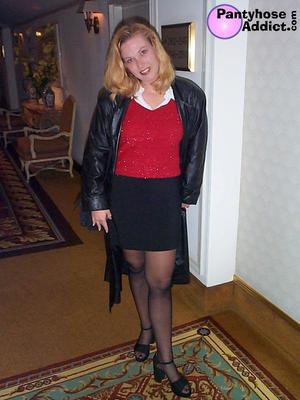 Dame in Ledermantel und Strumpfhose