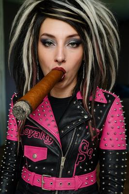 AI riesige Zigarre rauchen Fetisch Bilder Spezielle rosa Lederjacke