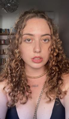 Elisabetta muy sexy chica bbw italiana con cabello rizado y big bu