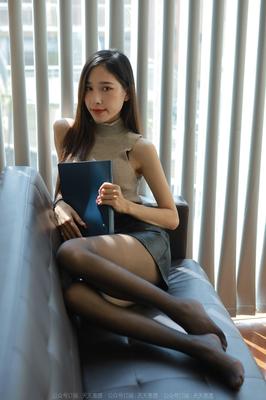 Sexy asiatisches Mädchen in Nylon und Leder