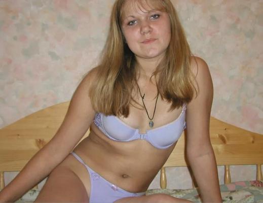 Немецкая жена позирует для камеры