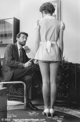 Azotes retro de Janus Maid atuendo Beehive Hair